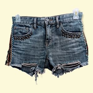 DISTRESSED BDG MID RISE FREJA VINTAGE FIT SHORTS SIZE 25w